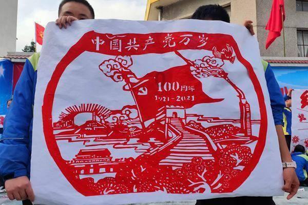 救援受困的长颈鹿
